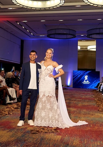 Aldo Sotomayor, que debutó en la alta costura, abrió la gala “Winter Glow Runway” con su colección MUSE