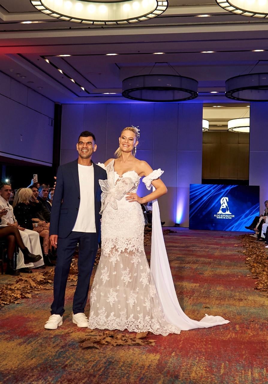 Aldo Sotomayor, que debutó en la alta costura, abrió la gala “Winter Glow Runway” con su colección MUSE
