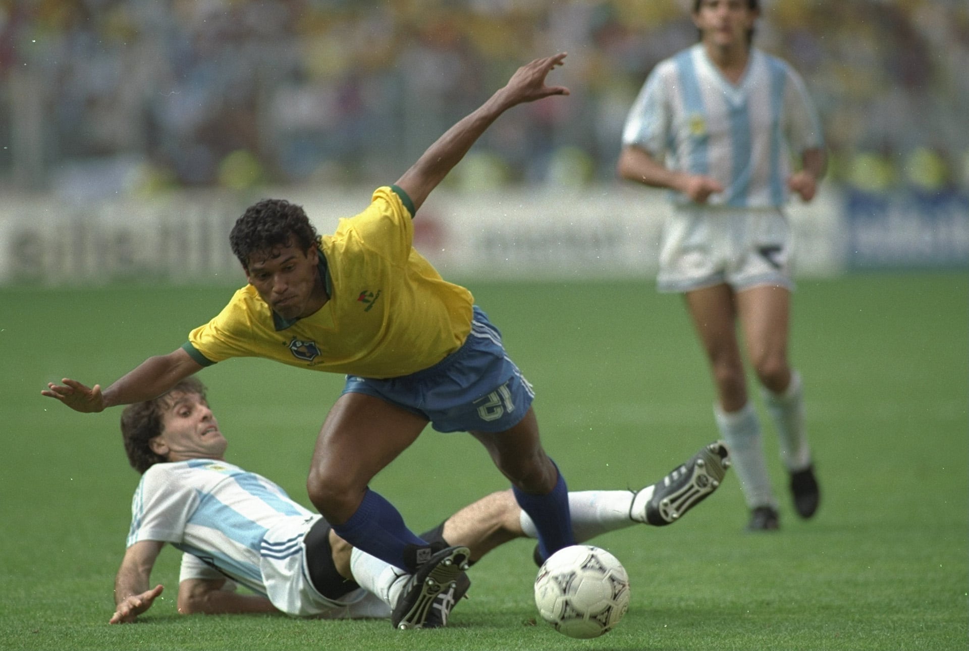 Careca siente el rigor de Ruggeri en el histórico partido de octavos de final del Mundial 1990 que ganó Argentina 1-0 (Allsport UK /Allsport - Getty Images)