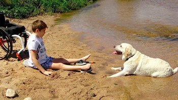 El primer síntoma fue una renguera, "una especie de pata palo", cuenta su mamá