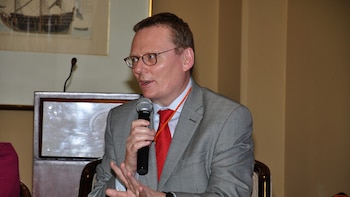 Premio Nobel, James Robinson, alertó