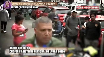 Aarón Guerrero frente a micrófonos en la vía pública, con transeúntes, vehículos y textos informativos en pantalla