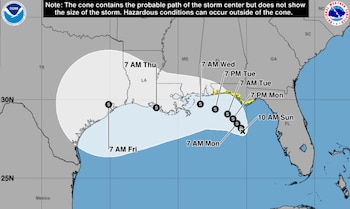 Mapa del Golfo de México y sureste de Estados Unidos que muestra el cono de trayectoria probable de una tormenta con marcas de tiempo y ubicación
