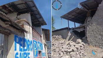 Viviendas de adobe dañadas, techos de chapa deformados, paredes con grietas y escombros. Se ven barandas, graffiti, una brújula y marcas de fecha y lugar