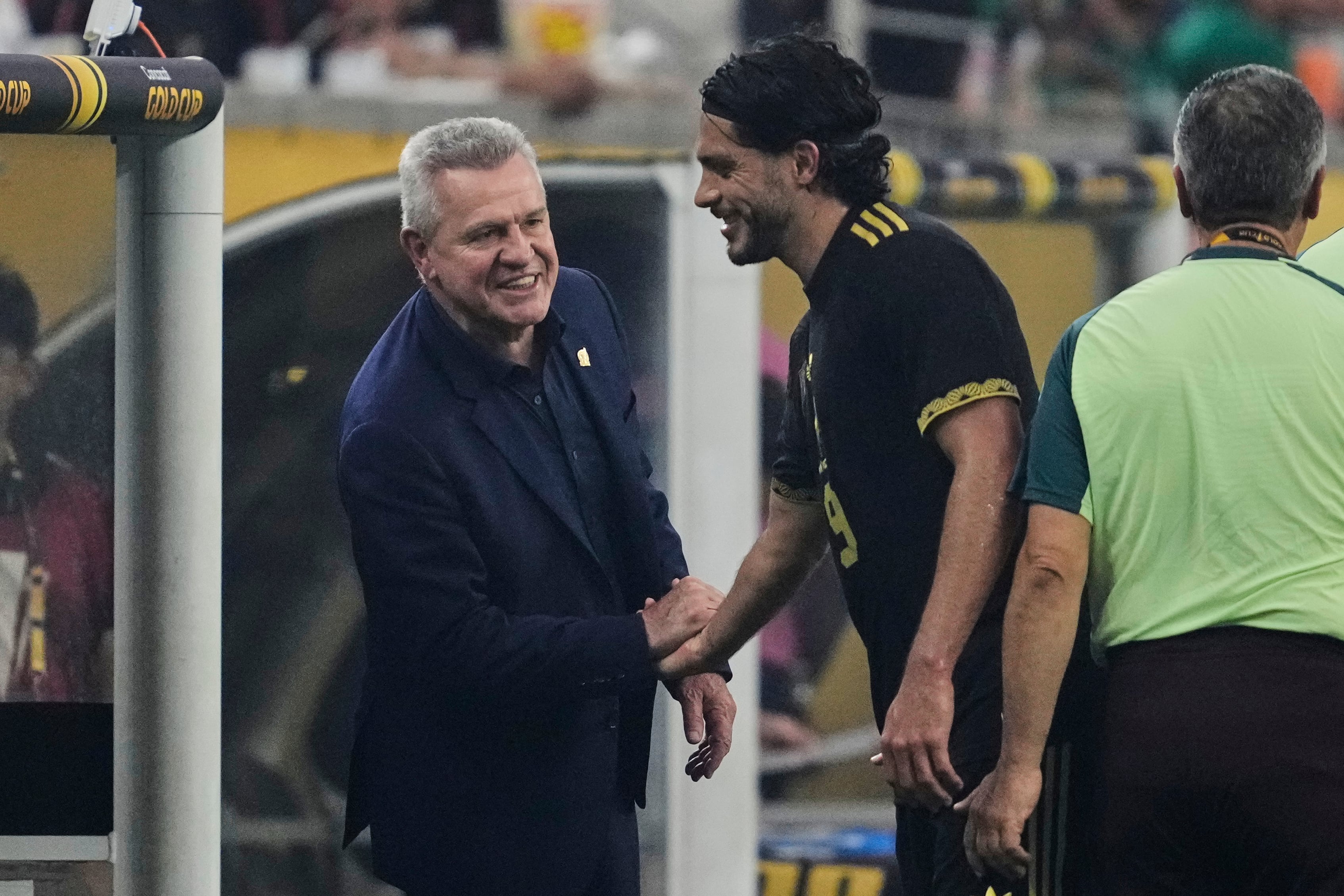 El entrenador de México Javier Aguirre, izquierda, y Raúl Jiménez, derecha, se saludan durante la segunda mitad del partido por la final de la Copa Oro ante Estados Unidos en Houston, el domingo 6 de julio del 2025. (AP Foto/Ashley Landis)
