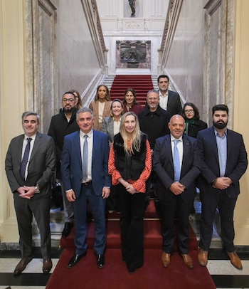 Karina Milei con los senadores bonaerenses