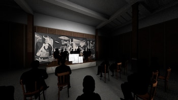 Interior de una sala oscura con audiencia y panelistas silueteados frente a una gran reproducción en blanco y negro del Guernica de Picasso