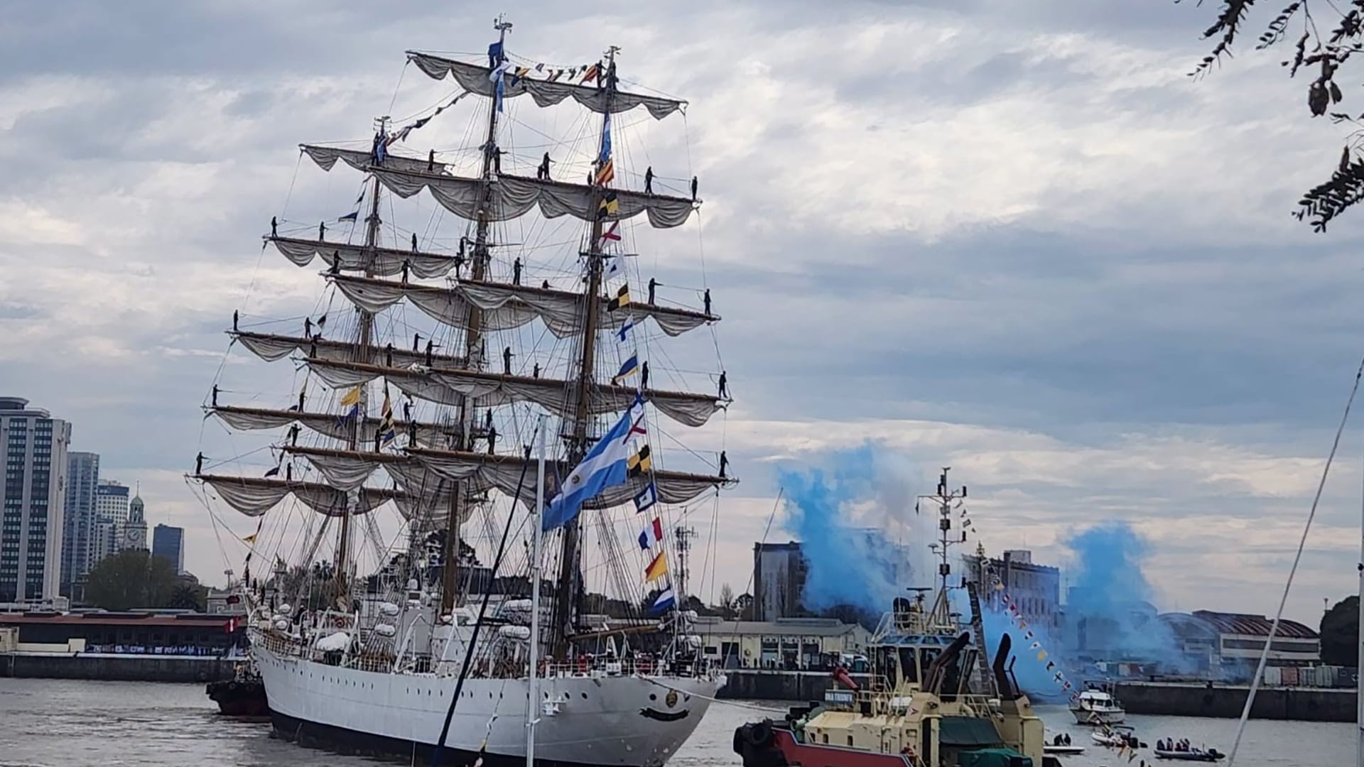 El comandante Gabriel Cáceres afirmó que conducir la Fragata Libertad exige aplicar toda la formación naval durante el alistamiento y la navegación