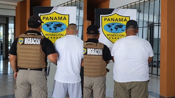 Dos ciudadanos costarricenses con antecedentes por robo agravado fueron inadmitidos en el Puente Binacional de Bocas del Toro. Tomado de X