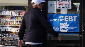 Fraude con tarjetas de asistencia alimentaria en Estados Unidos: cómo roban los beneficios destinados a comprar comida