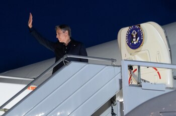 Antony Blinken aborda un avión