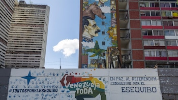 Guyana afea un broche de Delcy Rodríguez que incluye al Esequibo en el mapa de Venezuela