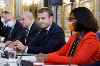 Macron recibió a Harris en el Palacio del Elíseo en el marco de una visita oficial