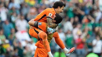 Guillermo Viscarra celebrando con Carlos Lampe. - Crédito: AP