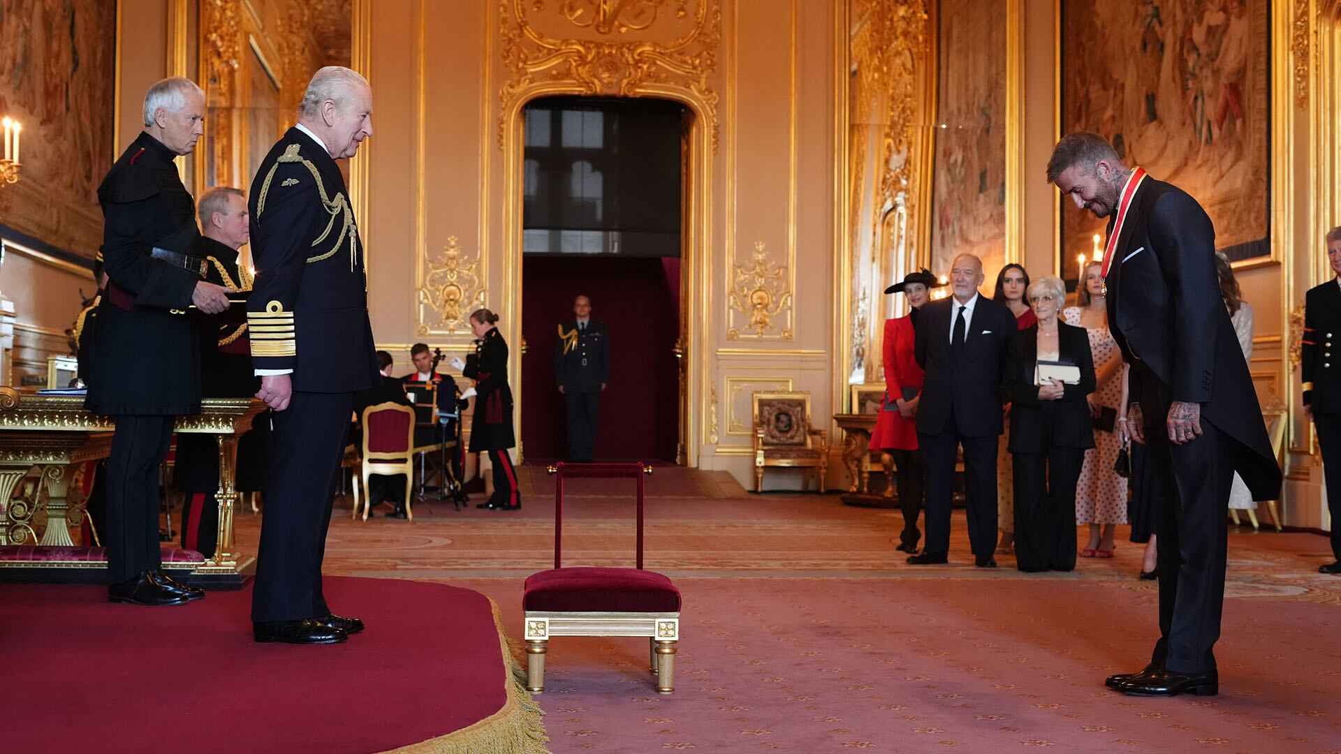 El momento del reconocimiento para Sir David beckham en una de las salas del castillo (Jonathan Brady/PA via AP)