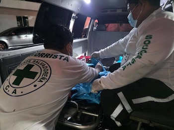 El menor de meses se encontraba sin signos vitales en la escena del accidente cuando los socorristas acudieron al lugar (Foto cortesía Cruz Verde Salvadoreña).