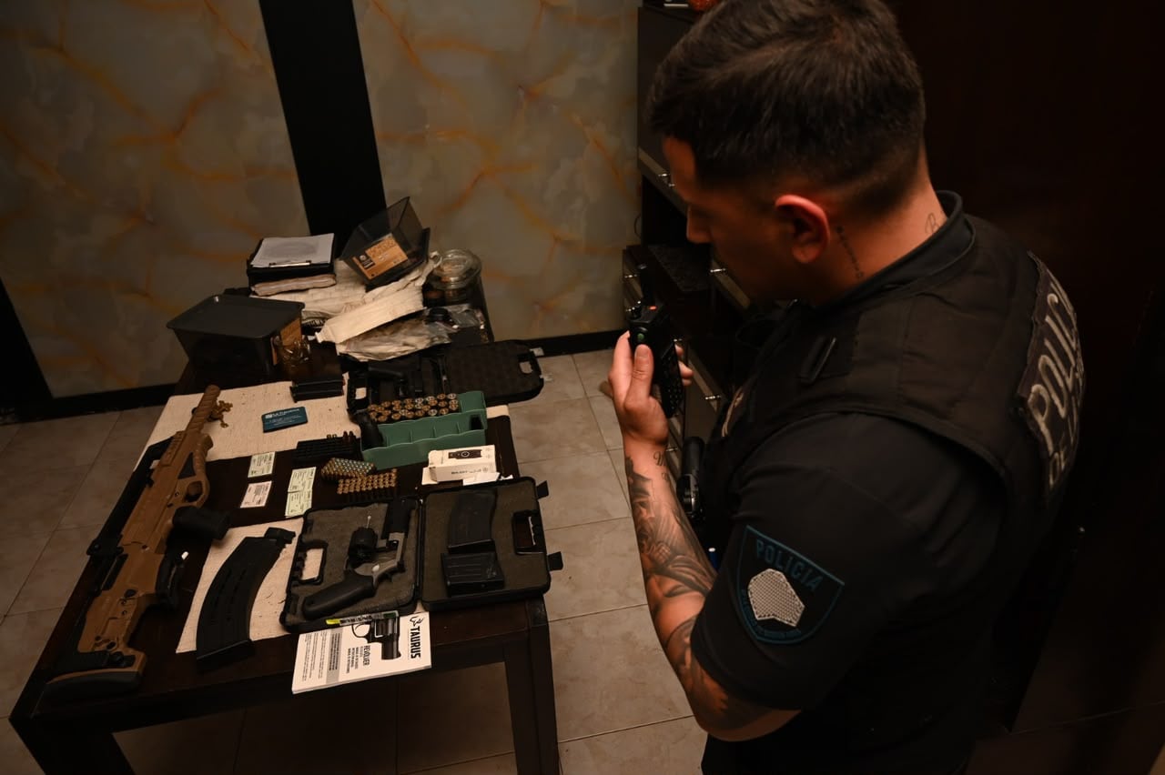 Entre las armas incautadas había una pistola Glock 17, un revólver Taurus y una escopeta semiautomática.