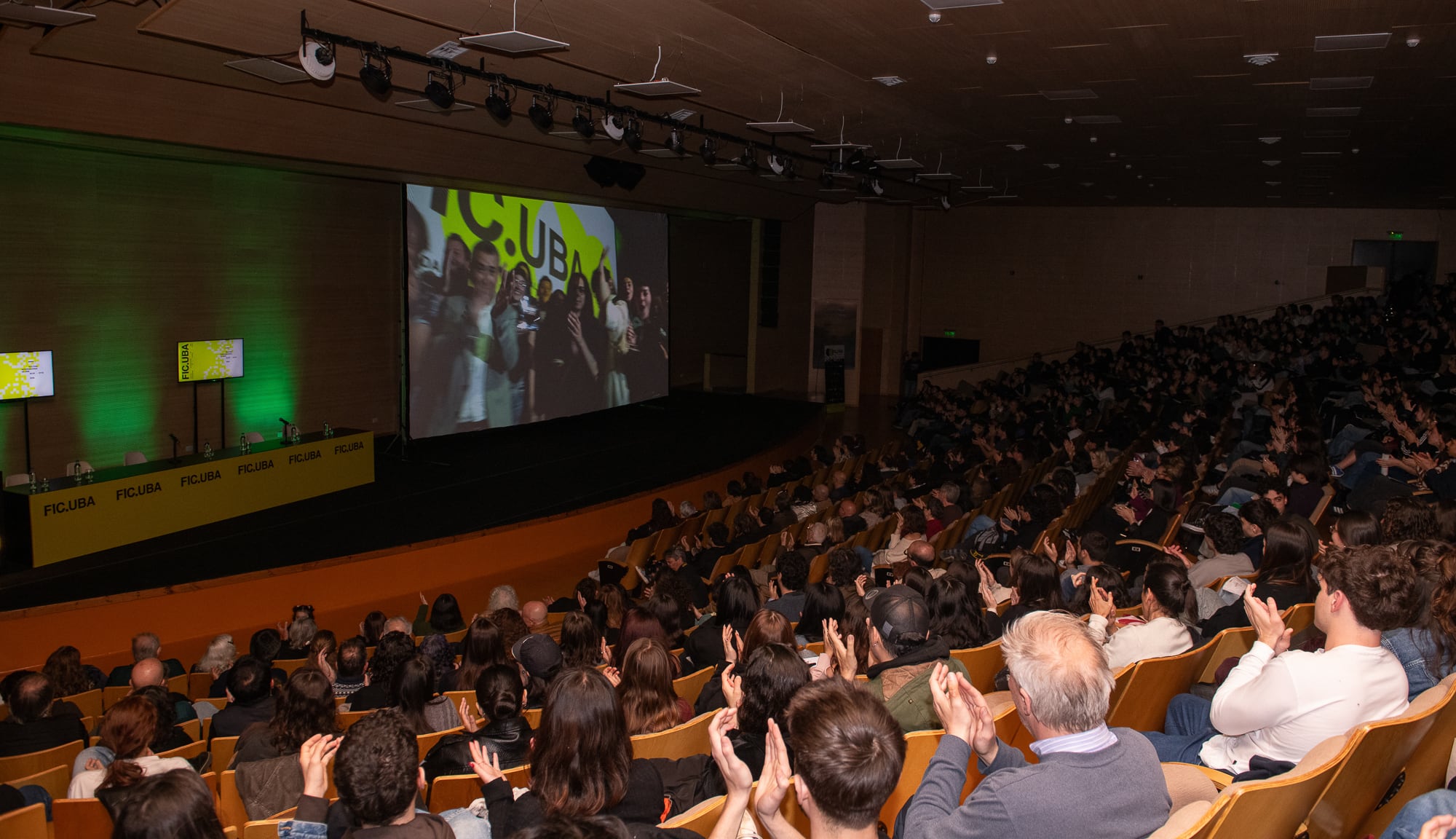 El Aula Magna de la FADU, a sala llena para la ceremonia inaugural del Festival Internacional de Cine de la UBA (Crédito: Jaime Olivos)