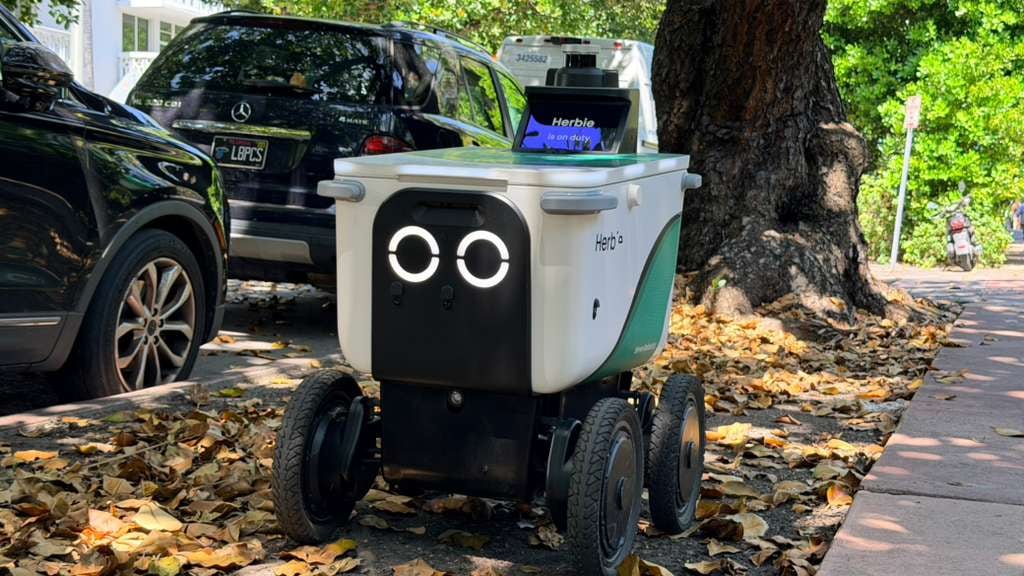 Los robots de delivery no podrán permanecer detenidos más de 30 minutos en aceras, cunetas o vías públicas, salvo durante tareas de entrega o recogida (Opy Morales)