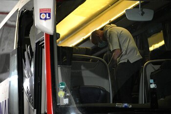 Un autobús en Lyon, Francia. (AP Foto/Daniel Cole)