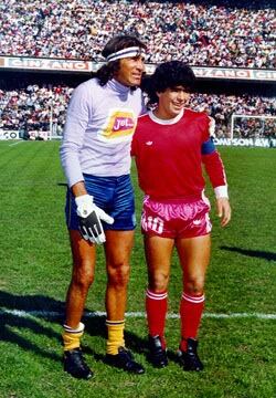 Gatti y Maradona posan para las fotos