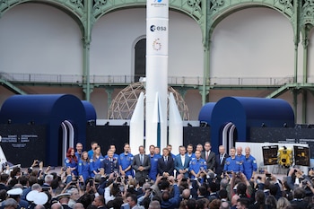 Emmanuel Macron impulsó una cumbre espacial con 51 proyectos centrados en lanzamientos, satélites y autonomía espacial europea frente a Estados Unidos y China (EFE/EPA/LUDOVIC MARIN / POOL MAXPPP OUT)