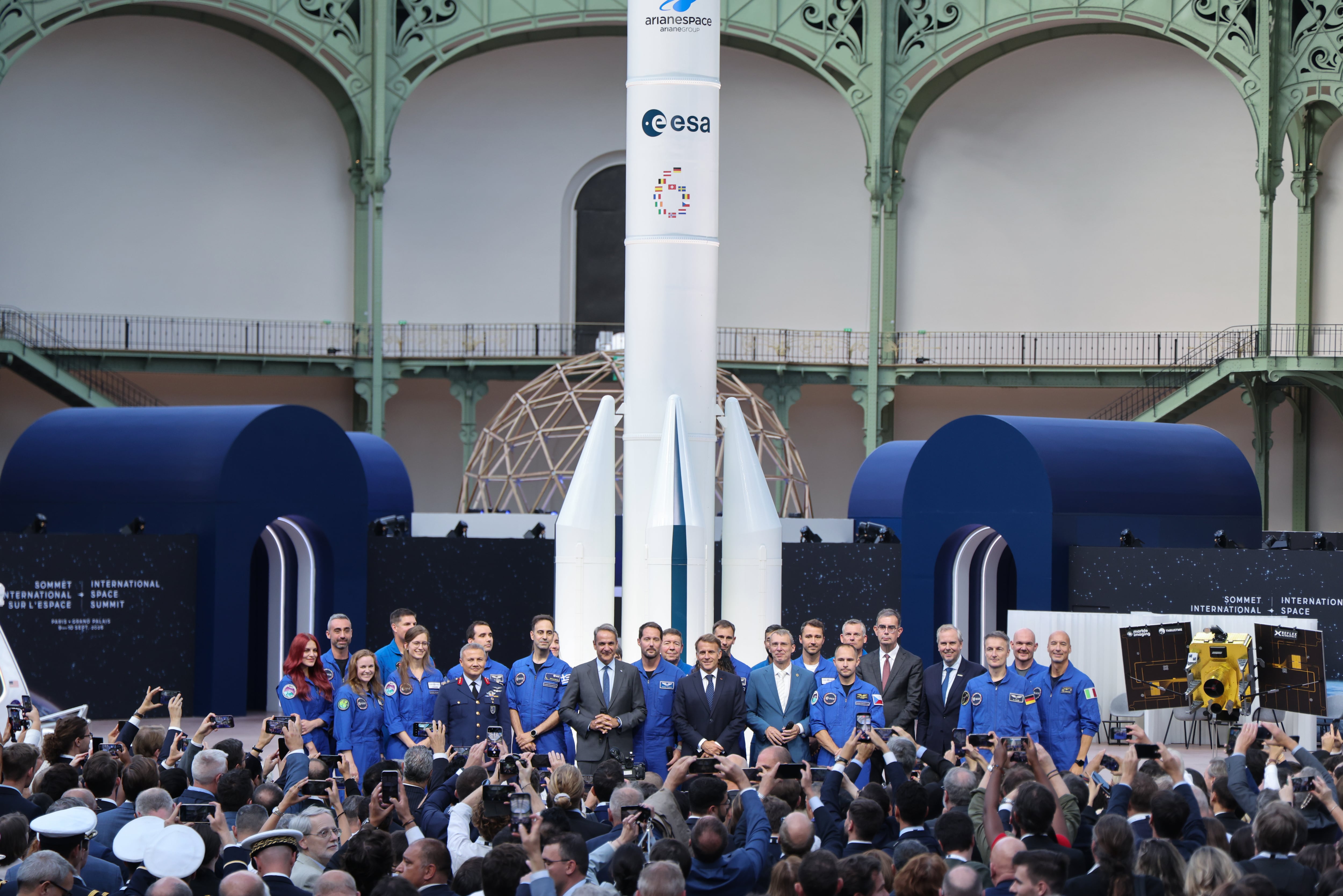 Emmanuel Macron impulsó una cumbre espacial con 51 proyectos centrados en lanzamientos, satélites y autonomía espacial europea frente a Estados Unidos y China (EFE/EPA/LUDOVIC MARIN / POOL MAXPPP OUT)