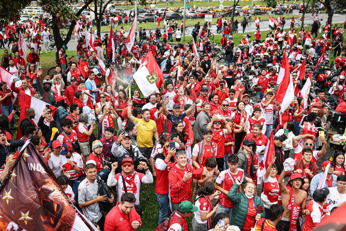 . Con la décima estrella ya bordada en la historia cardenal, Bogotá se tiñó de rojo en una fiesta que comenzó en el aeropuerto y culminó en el Parque Simón Bolívar - crédito @SantaFe/X