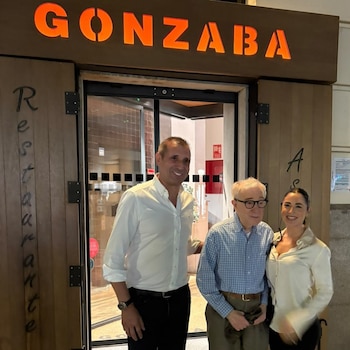 Imagen de Woody Allen en la entrada del restaurante Asador Gonzaba, en Madrid (Instagram / @asadorgonzaba_madrid)
