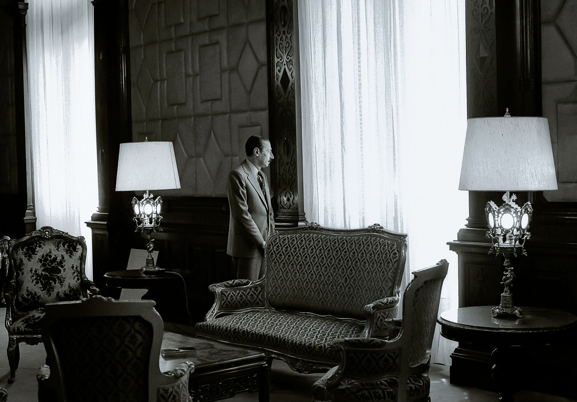 Videla en la soledad del despacho presidencial, de espalda, mirando por la ventana hacia Paseo Colón: la imagen que marcó a Bugge (Foto/Víctor Bugge)