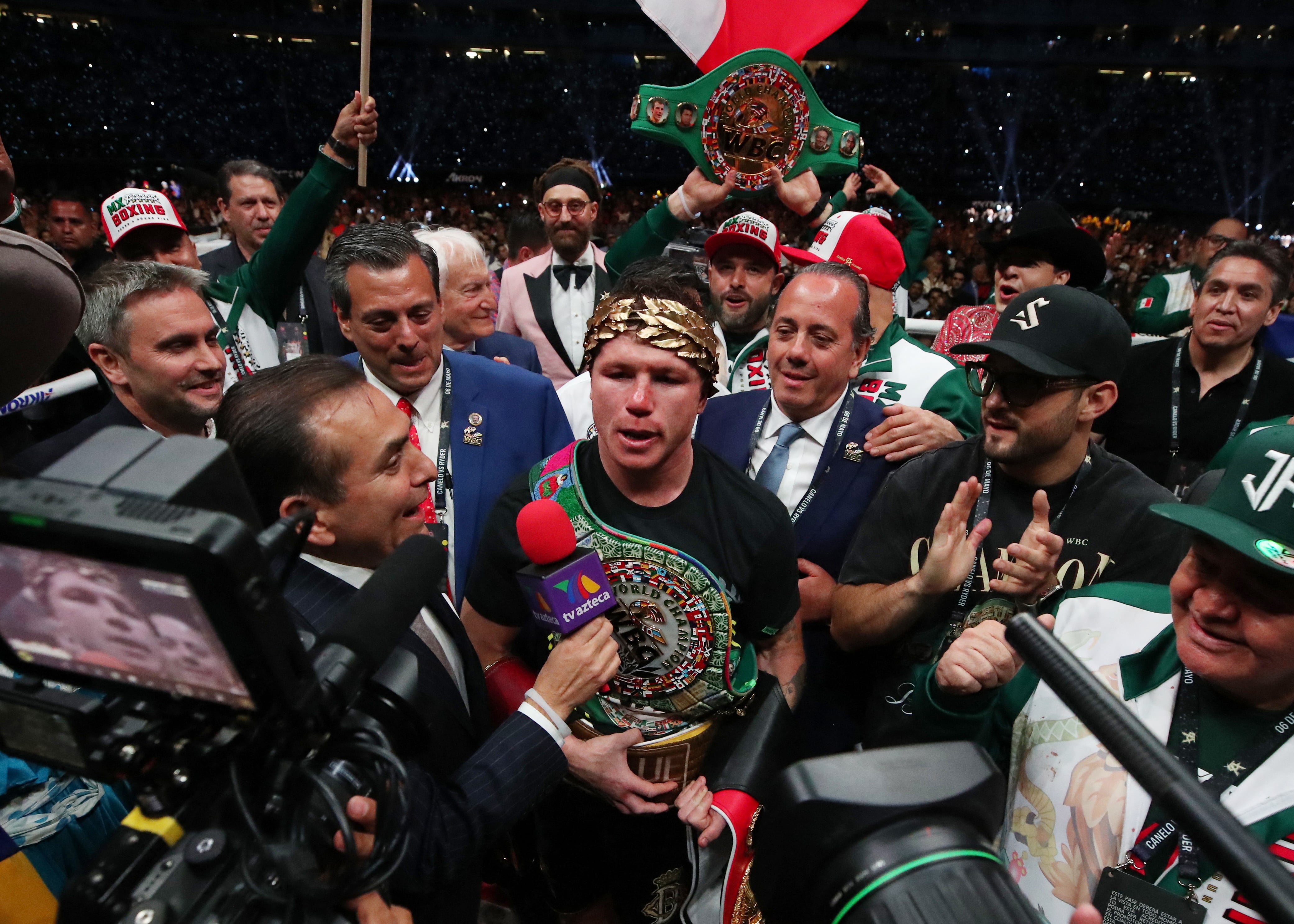 Un nuevo boxeador de raíces mexicanas busca abrirse paso en la era post-Canelo