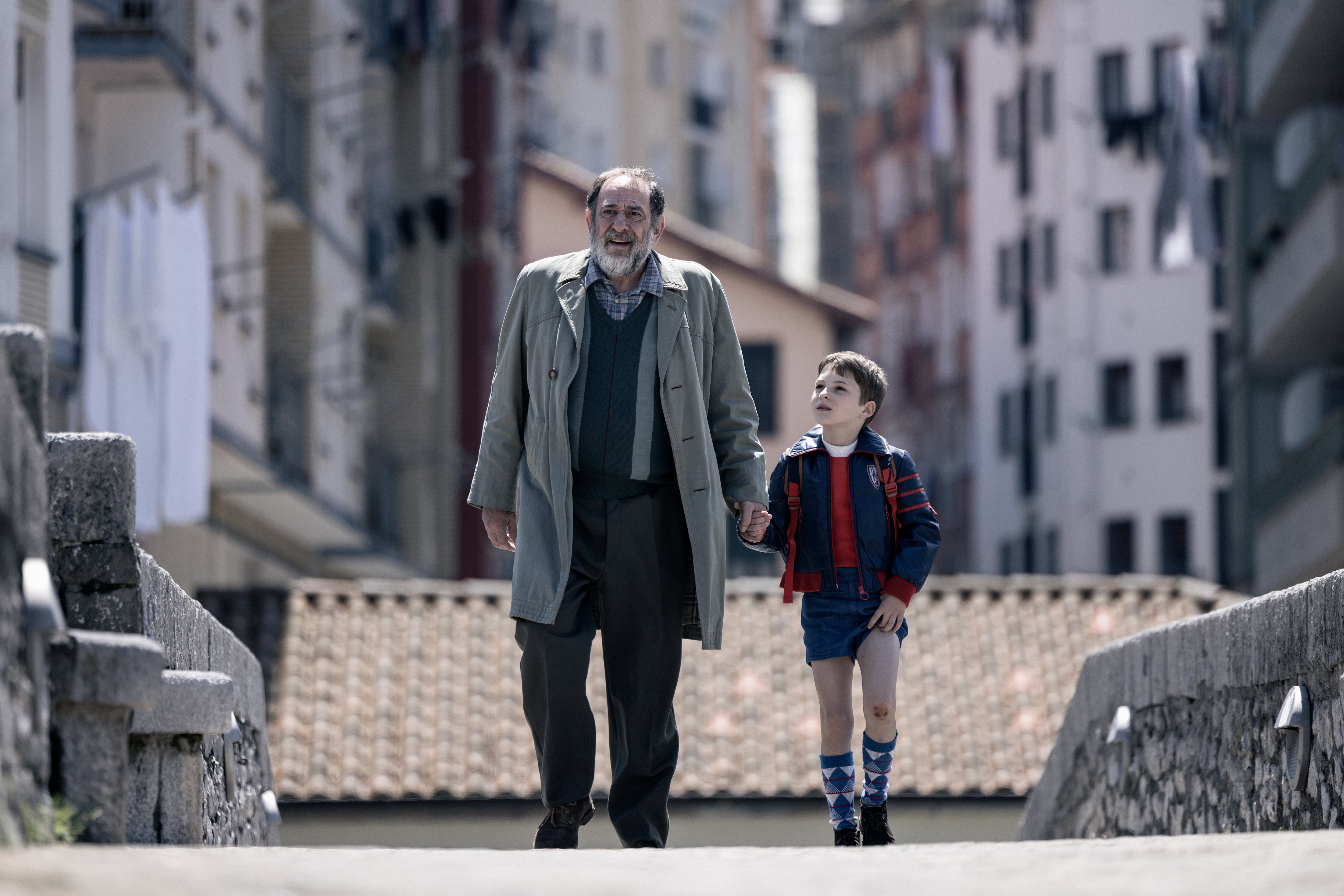 Karra Elejalde da vida a Nicasio, el abuelo del niño fallecido en la tragedia. (Netflix)