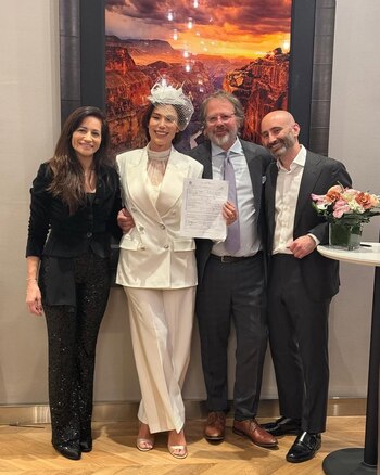 Celina eligió un traje sastre