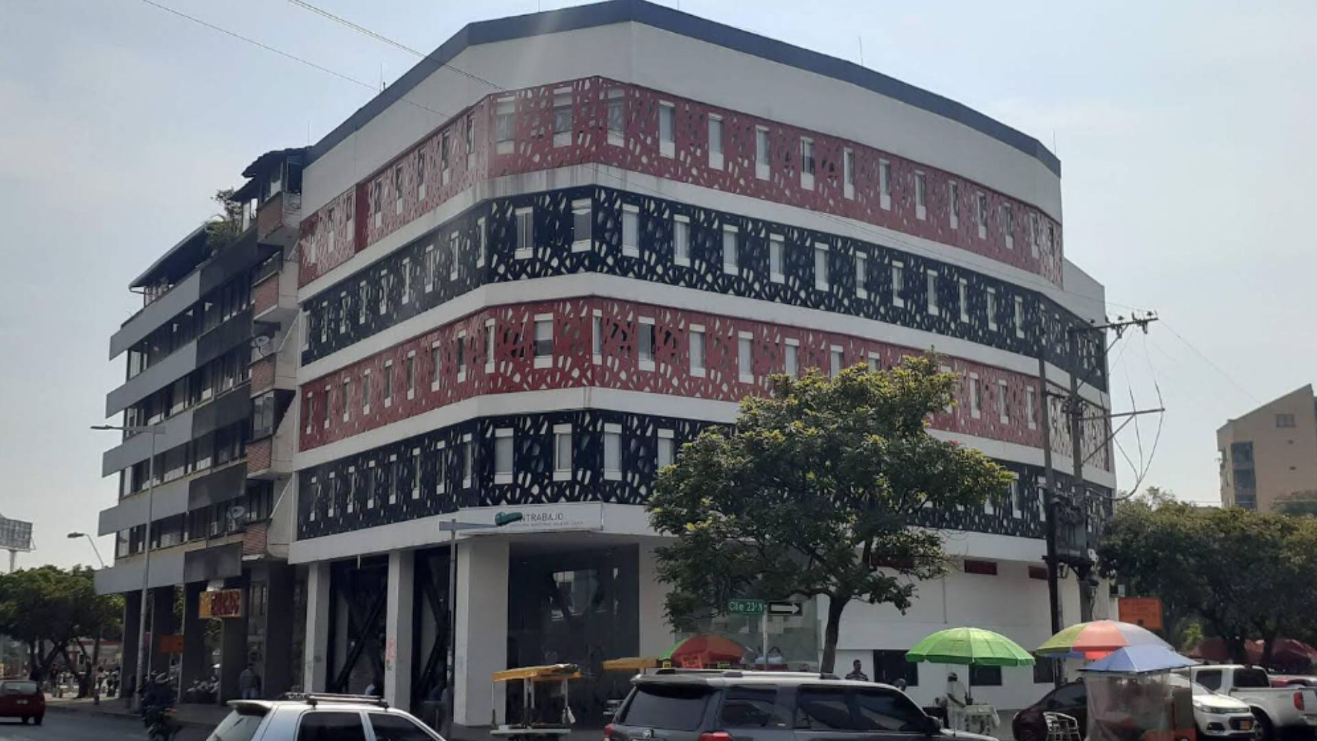 Mientras avanza el proceso, las actividades continúan en el edificio señalado por presuntas deficiencias en seguridad. - crédito Google Maps/Edwin Sanchez Cuero