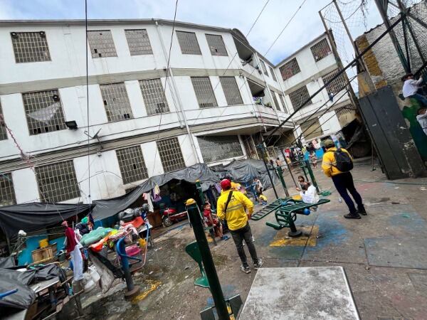 Las autoridades advierten que cerca de 390 indígenas embera, incluidos niños y adultos mayores, enfrentan peligro inminente en el inmueble - crédito Secretaría de Integración Social