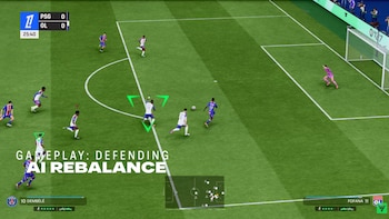 Jugadores de fútbol virtuales disputan el balón cerca del área de penalti en un campo de césped verde con marcadores en la pantalla