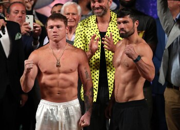 Boxing - Canelo Alvarez v John Ryder Weigh-in - Teatro Degollado, Guadalajara, Mexico - May 5, 2023 Canelo Alvarez and John Ryder pose at the weigh-in REUTERS/Henry Romero