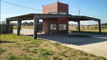 Violento robo en un country de Rosario: ocho hombres derribaron la puerta de una casa y redujeron toda una familia