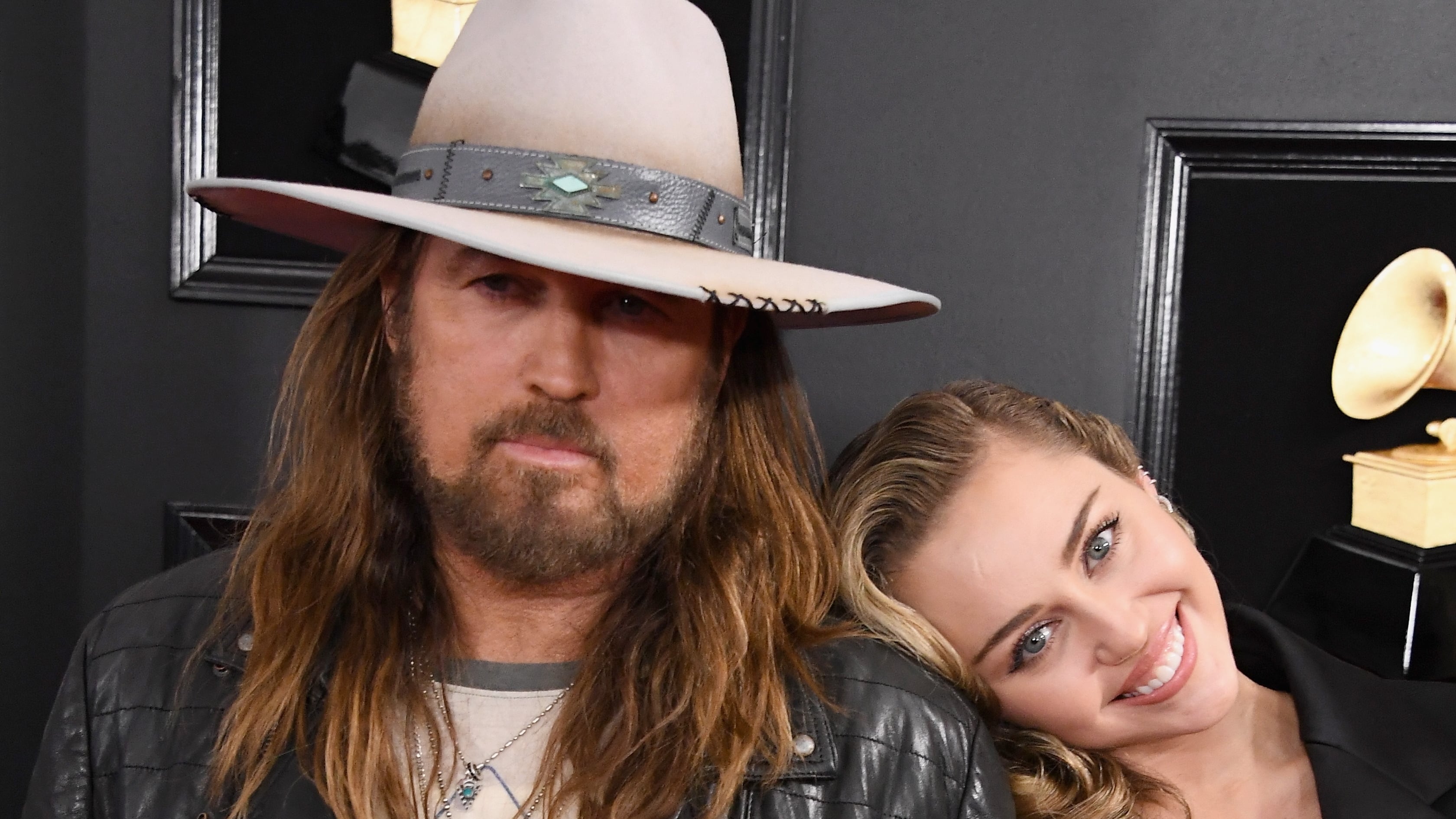 Billy Ray Cyrus respaldó la decisión de Miley Cyrus y sostuvo que usar solo Miley formaliza el nombre con el que su familia la llamó durante años. (Photo by Steve Granitz/WireImage)