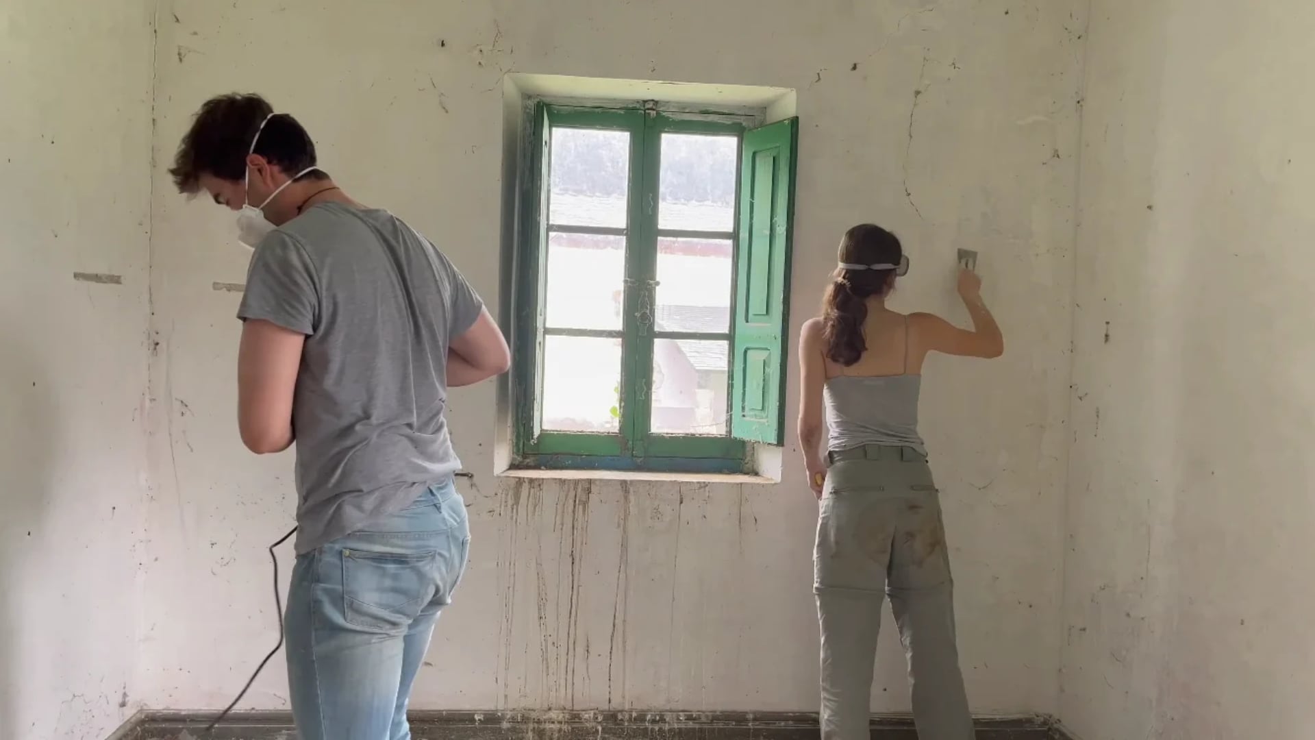Gabi y Tomás durante las reformas de su casa (Manos to the Obra)