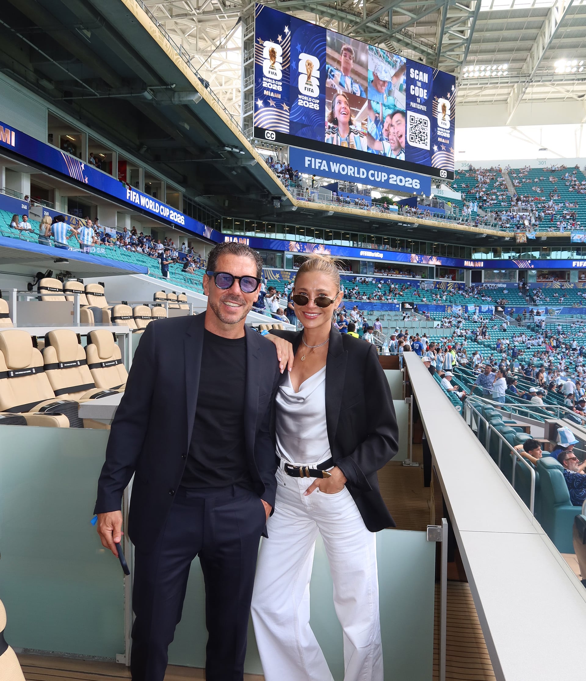 La pareja posa antes del inicio del partido