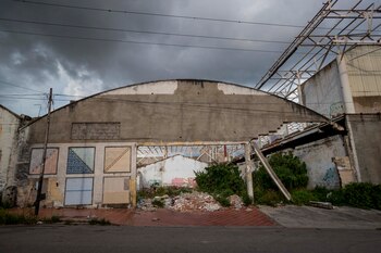 Vista externa de galpones de