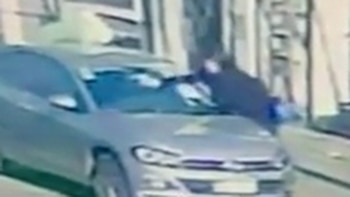 Una mujer no pudo salir del garaje por un auto mal estacionado y reaccionó con furia: rayó el coche, le tiró huevos y basura