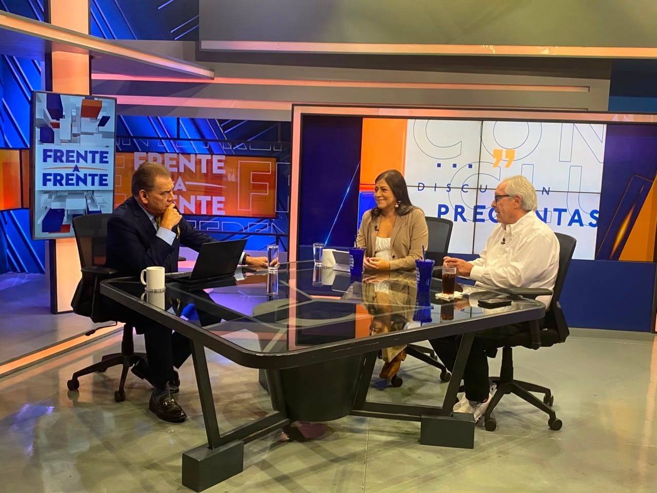 Los directivos de la Fundación Gloria Kriete durante la entrevista en el programa Frente a Frente, donde expusieron los resultados e impacto de sus proyectos sociales en El Salvador (Cortesía: Frente a Frente).