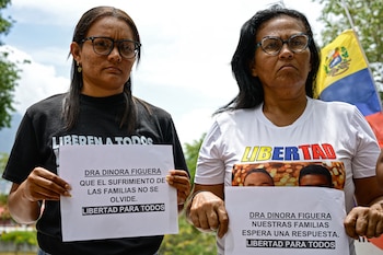 Familiares de presos políticos se concentran frente a la Embajada de Estados Unidos en Caracas para pedir a la dirigente opositora Dinorah Figuera que la liberación de los detenidos sea una prioridad en el diálogo (Maxwell BRICENO / AFP)
