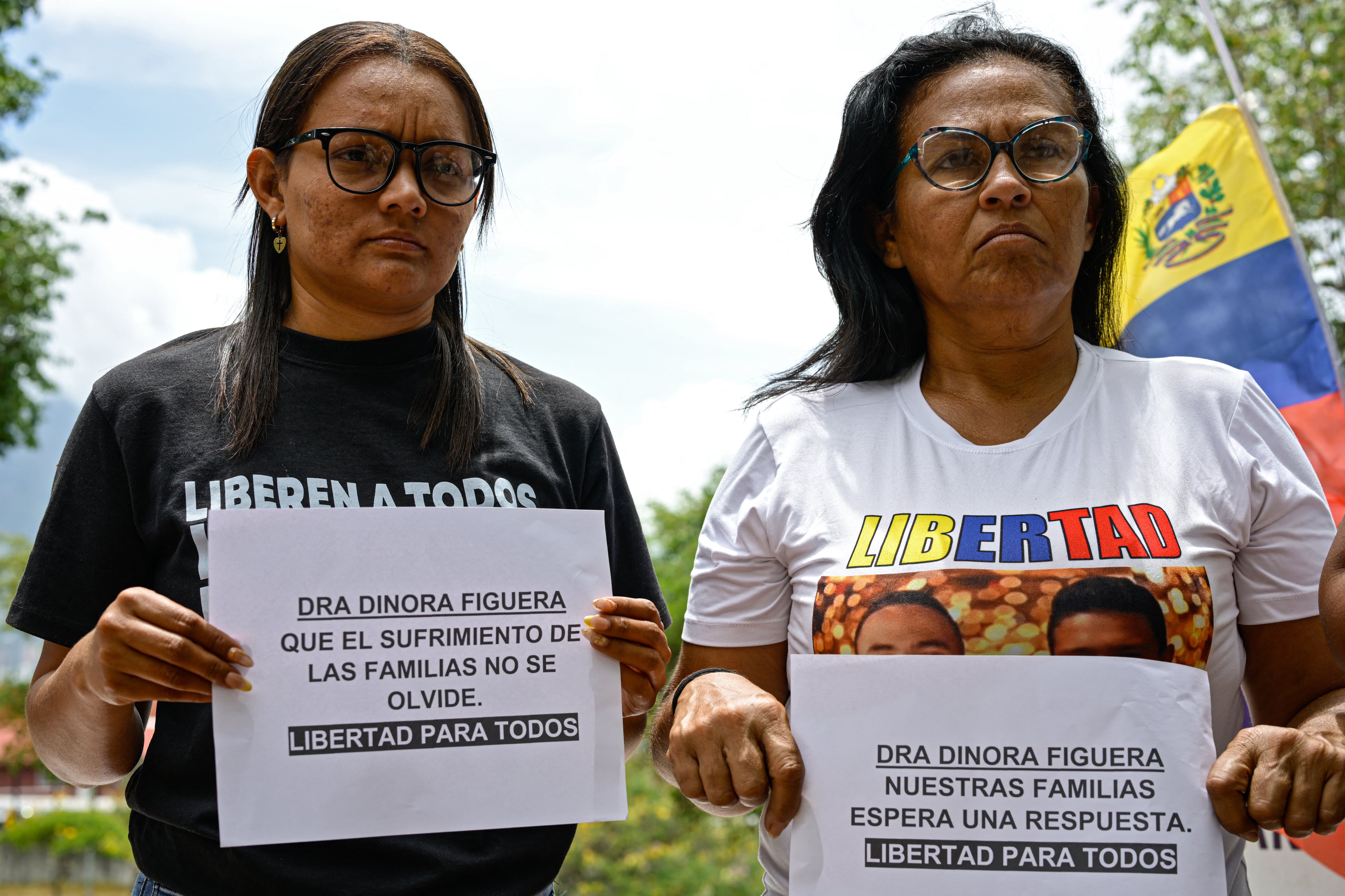 Mujeres portan pancartas con los lemas