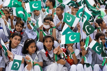 Niños con la bandera de