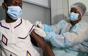Un trabajador de la salud recibe una vacuna contra el ébola en un hospital después de que se confirmara un caso de ébola en Abidjan, Costa de Marfil, el 16 de agosto de 2021. REUTERS / Luc Gnago