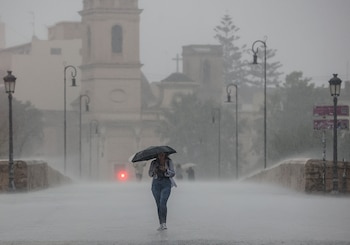 Una persona camina con un paraguas bajo la lluvia, a 15 de septiembre de 2023, en Valencia. (Rober Solsona / Europa Press)