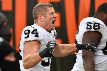 Carl Nassib se destaca en